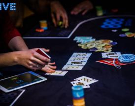 La mano muerta en el reparto de cartas en poker