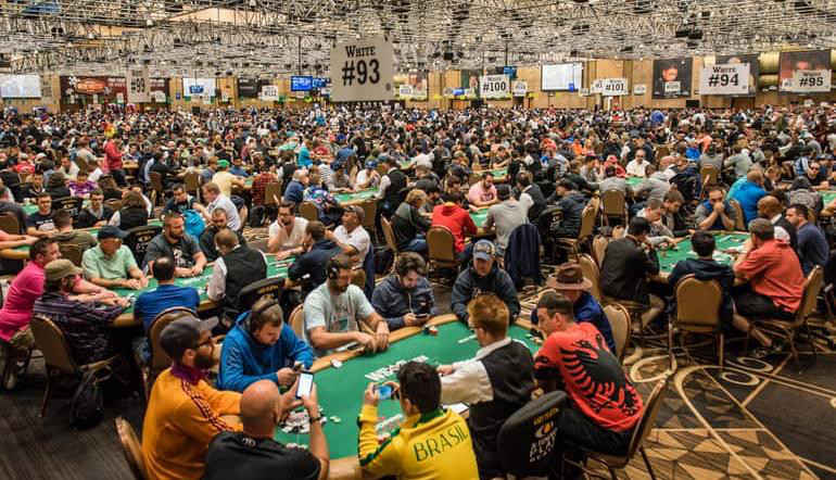 Mesas de poker en el Main Event de las WSOP